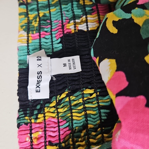 Express Black Floral Crop Top - Picture 2 of 7